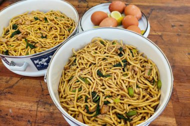 Büyük porsiyon kurutulmuş erişte ve yumurta kasesi.