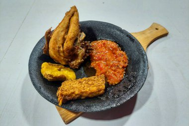 Taze tavuk, tempeh, soya peyniri ve Cobek sosu.