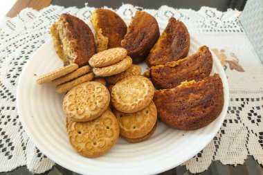 Beyaz Tabakta Bisküviler ve Islak Kekler