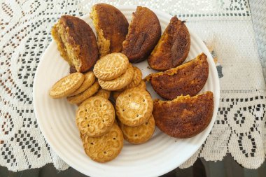 Beyaz Tabakta Bisküviler ve Islak Kekler