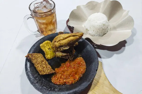 Tavuk taze sebzeler yemek için hazır.