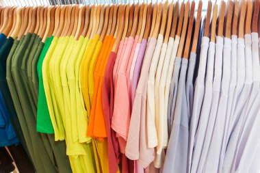 Düz tişörtler dolapta sallanıyor.