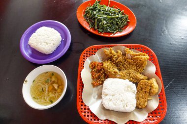 Çıtır tavuk, sebze, çorba ve lahana hazır.