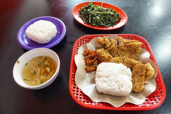 Çıtır tavuk, sebze, çorba ve lahana hazır.