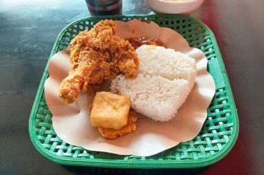 Kağıt üzerinde kızarmış tavuklu pilav hazır.