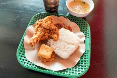 Kağıt üzerinde kızarmış tavuklu pilav hazır.