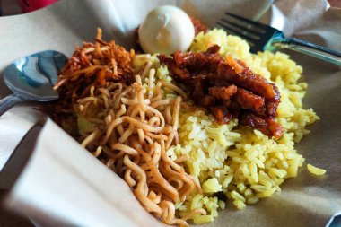 Sarı yumurtalı pilav, kartonpiyer pilavı yemeye hazır.