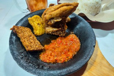 Tavuk taze sebzeler yemek için hazır.