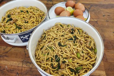 Büyük porsiyon kurutulmuş erişte ve yumurta kasesi.