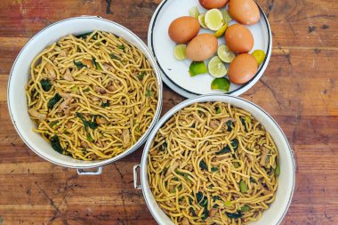 Büyük porsiyon kurutulmuş erişte ve yumurta kasesi.