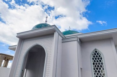 Ön taraftaki muhteşem Beyaz Cami.