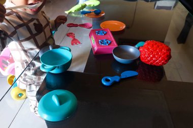 Çocuklar masada yemek pişiriyorlar.