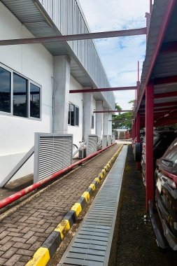 Bir kaldırım var ve arabalar düzgün park edilmiş.