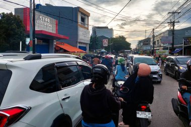 Makassar, Endonezya, 13 Mayıs 2025 - Yol motorsiklet ve arabalarla tıkandı
