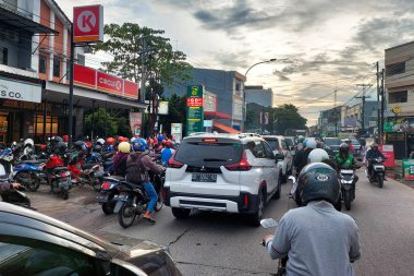 Makassar, Endonezya, 13 Mayıs 2025 - Yol motorsiklet ve arabalarla tıkandı