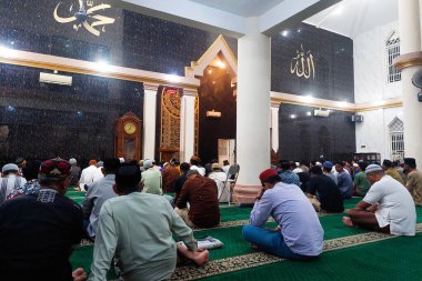 Makassar, Endonezya, 13 Mayıs 2025 - İnsanlar caminin içinde oturuyorlar