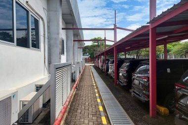 Makassar, Endonezya, 13 Mayıs 2025 - Bir kaldırım var ve arabalar düzgün park edilmiş