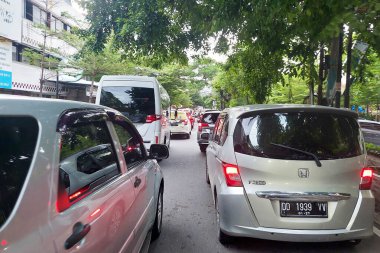 Makassar, Endonezya, 13 Mayıs 2025 - Öğleden sonra arabalarla dolu trafik sıkışıklığı