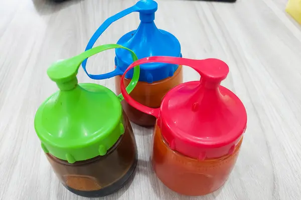 Soya sosu, biber sosu ve küçük şişelerde sos.