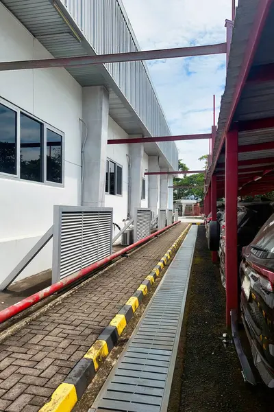 Bir kaldırım var ve arabalar düzgün park edilmiş.