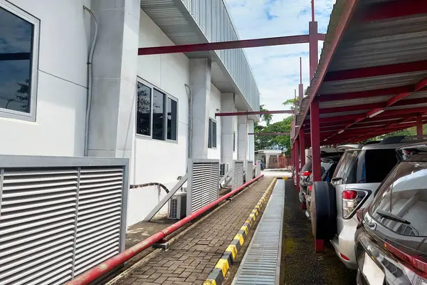 Bir kaldırım var ve arabalar düzgün park edilmiş.