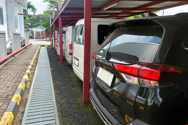 Bir kaldırım var ve arabalar düzgün park edilmiş.