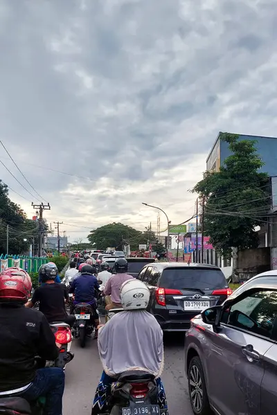 Makassar, Endonezya, 13 Mayıs 2025 - Yol motorsiklet ve arabalarla tıkandı