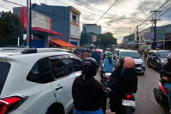 Makassar, Endonezya, 13 Mayıs 2025 - Yol motorsiklet ve arabalarla tıkandı