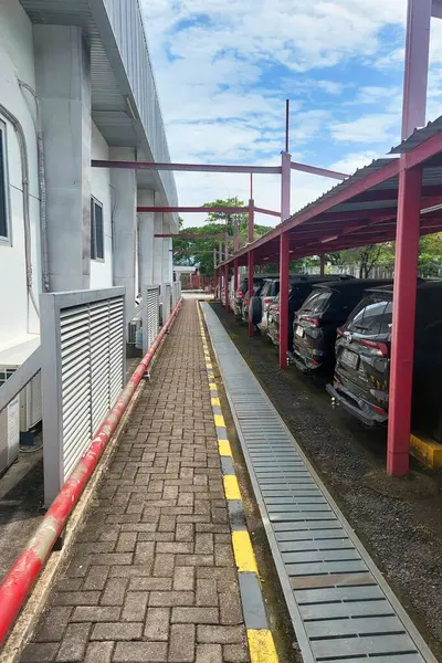 Makassar, Endonezya, 13 Mayıs 2025 - Bir kaldırım var ve arabalar düzgün park edilmiş