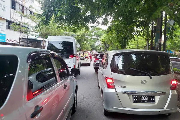 Makassar, Endonezya, 13 Mayıs 2025 - Öğleden sonra arabalarla dolu trafik sıkışıklığı