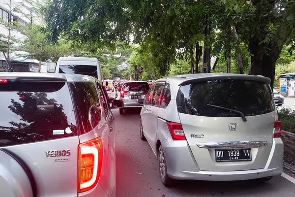 Makassar, Endonezya, 13 Mayıs 2025 - Öğleden sonra arabalarla dolu trafik sıkışıklığı