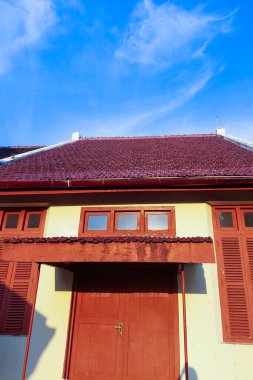 Kırmızı kiremitleri ve tahta pencereleri olan tarihi sarı bir bina Fort Rotterdam, Makassar, Güney Sulawesi, Endonezya.
