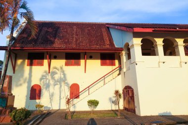Güney Sulawesi, Endonezya 'daki Fort Rotterdam' da sömürge tarzı bir bina..