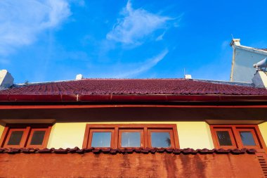 Kırmızı kiremitleri ve tahta pencereleri olan tarihi sarı bir bina Fort Rotterdam, Makassar, Güney Sulawesi, Endonezya.