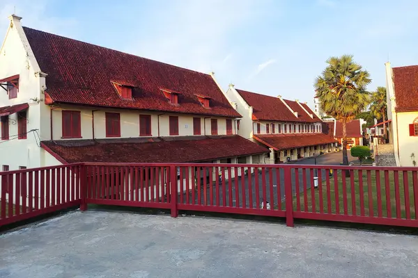 Makassar, Endonezya 'daki Fort Rotterdam manzaralı, kırmızı ahşap pencereli ve kiremitli çatıları olan koloni tarzı sarı binalar.