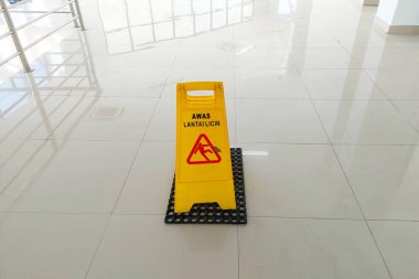 Sarı bir güvenlik uyarısı işareti, üzerinde 