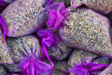 Mor kurdeleli lavanta tohumları: Fransız Provence 'den gelen kokulu hediye.