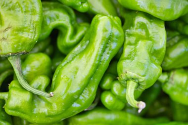 Pazar yerindeki yeşil biberler: makro gıda fotoğrafçılığı