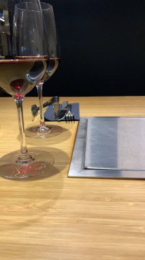 İki kadeh kırmızı şarapla güzel bir restoran masası.