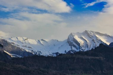 Karla kaplı zirveleri olan güzel dağ manzarası
