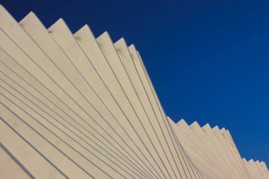 Dalgalar ve çizgiler Reggio Emilia tren istasyonunun dışından görünüyor.