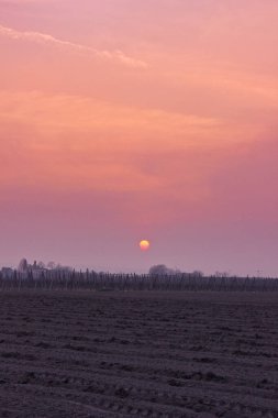 Kırsaldaki kırlarda muhteşem bir günbatımı.