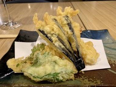 Bir Japon restoranında sebze tempurası: yakın çekim