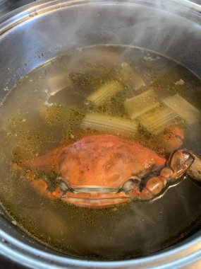 Balık çorbası pişirilmiş büyük bir tencerenin manzarasını kapat.