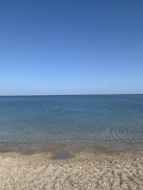 Deniz ve mavi gökyüzü arkaplanı manzarası