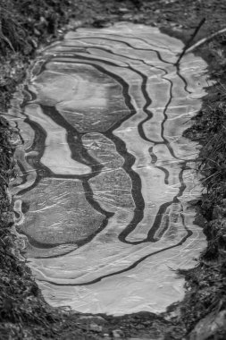 Soyut siyah beyaz fotoğraf: Kırsal kesimde kışın buzlu su yüzeyi