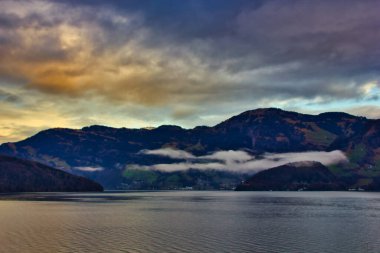 Kış mevsiminde Luzern Gölü 'nün alacakaranlık manzarası: sihirli renkler suya yansıyor