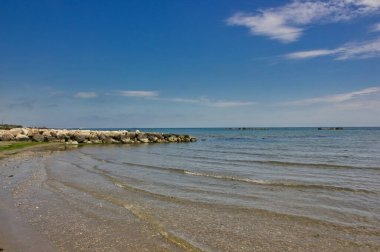 Abruzzi 'deki (İtalya) güzel deniz, doğa arkaplanı üzerine