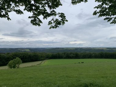 Yeşil alan ve bulutlu gökyüzü, Slovakya doğanın arka planında