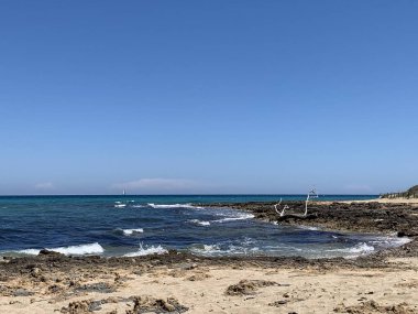 Sahilde mavi deniz ve bulutlu gökyüzü doğa arka planında